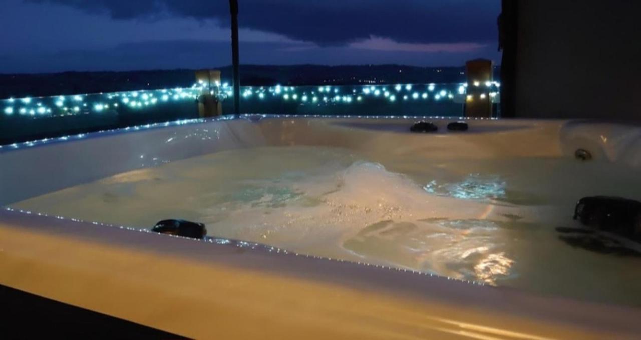 Luxury Family Beechwood Lodge With Hot Tub Lochwinnoch Kültér fotó